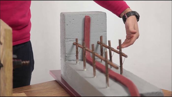 Монтаж бентонитового шнура для герметизации мест ввода коммуникаций